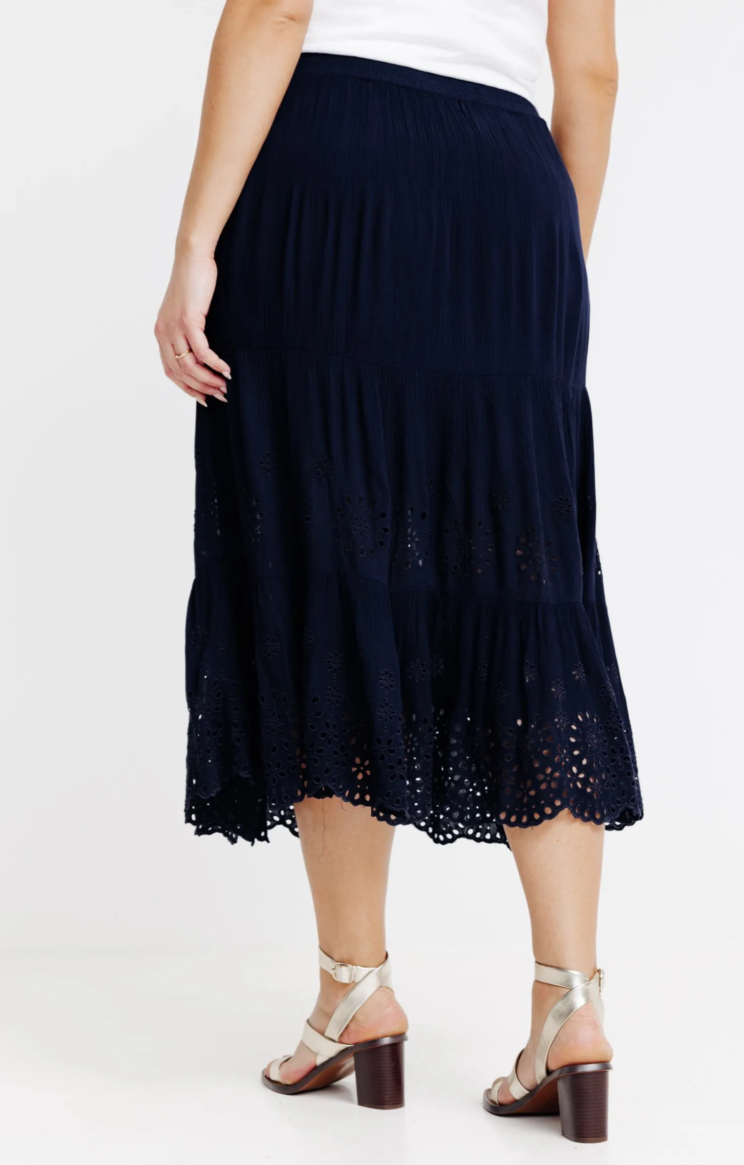 Jupon crepon à broderie ajourée