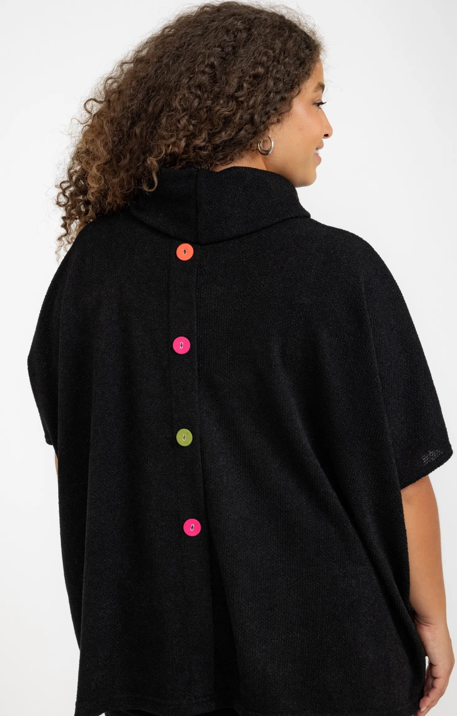 Poncho à poches et boutons colorés