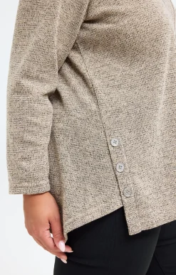 Pull en maille brillante et collier