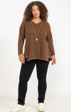 Pull en maille brillante et collier