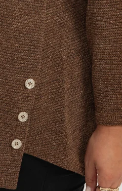 Pull en maille brillante et collier