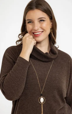Pull uni col roulé et collier