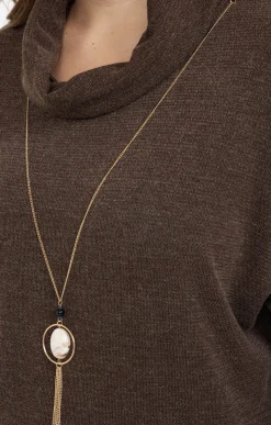 Pull uni col roulé et collier