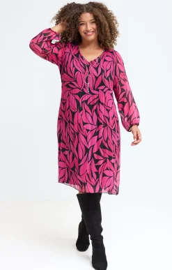 Robe imprimée plissée et collier
