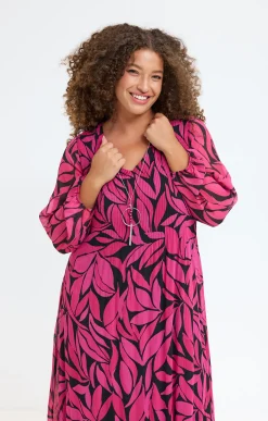 Robe imprimée plissée et collier