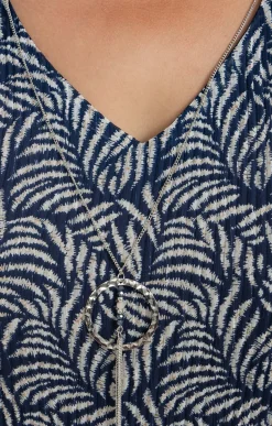 Robe imprimée plissée et collier
