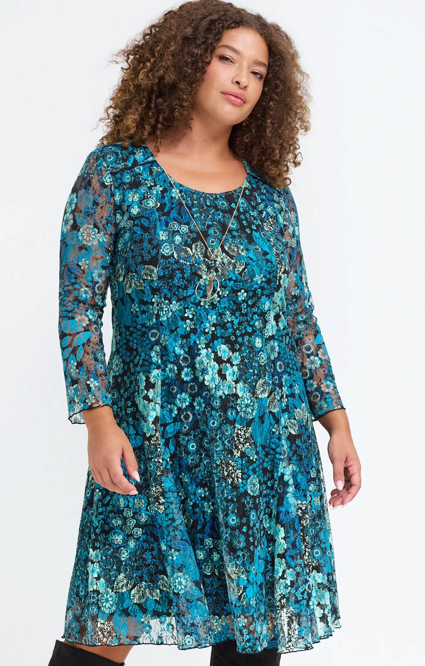Robe patineuse en dentelle et collier