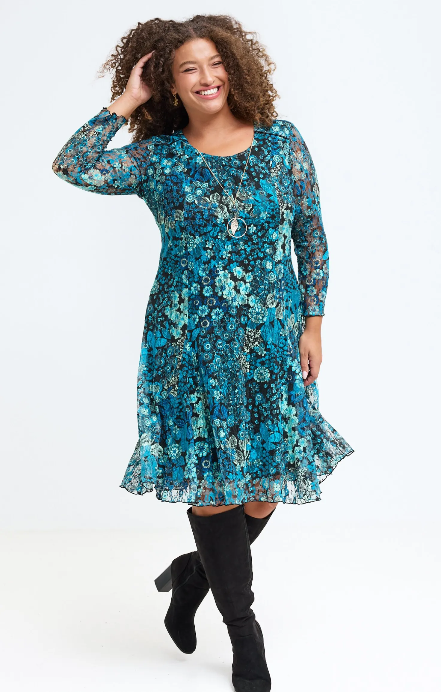 Robe patineuse en dentelle et collier