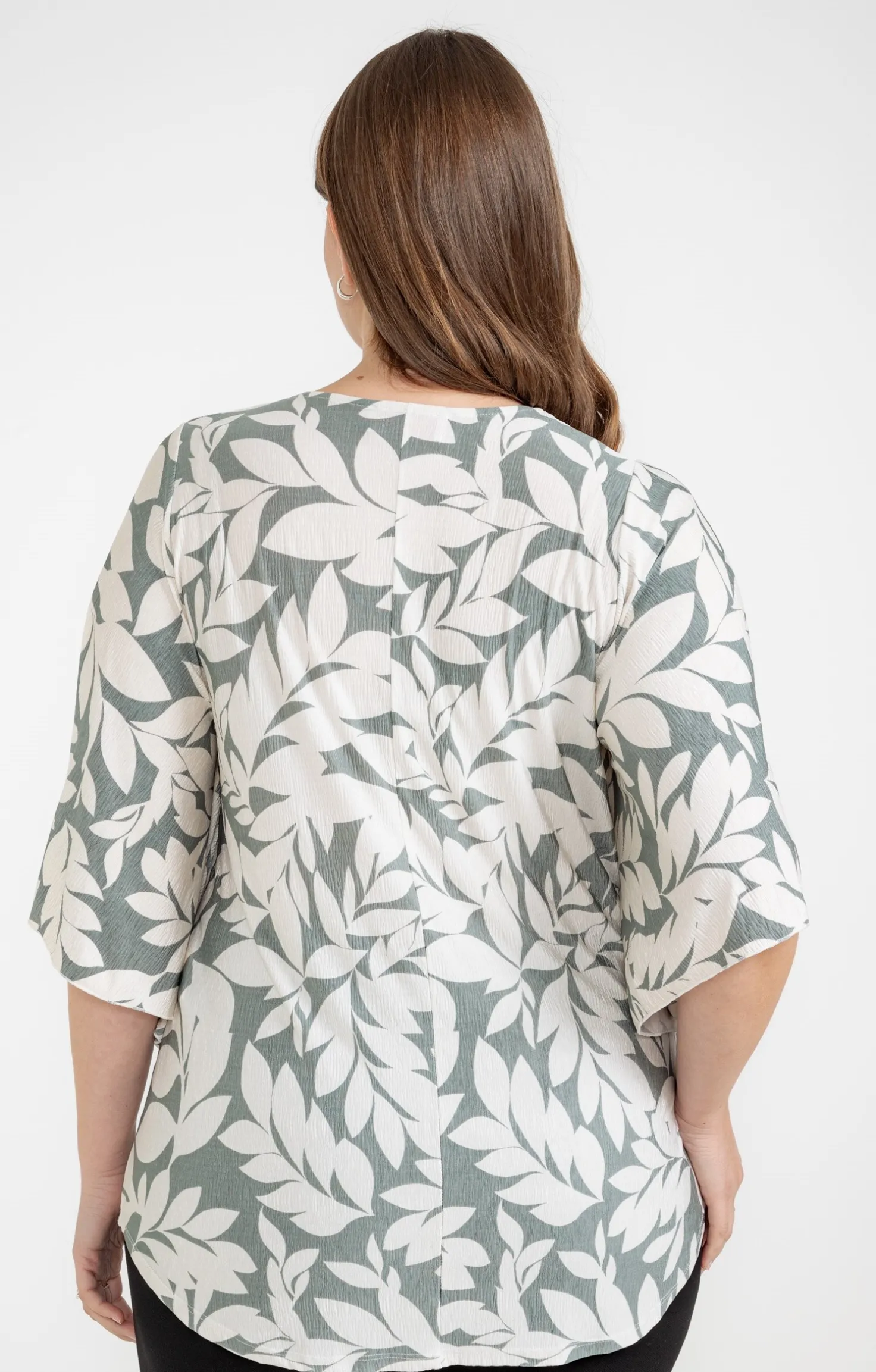 Tee-shirt forme poncho col V et collier