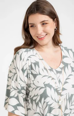 Tee-shirt forme poncho col V et collier