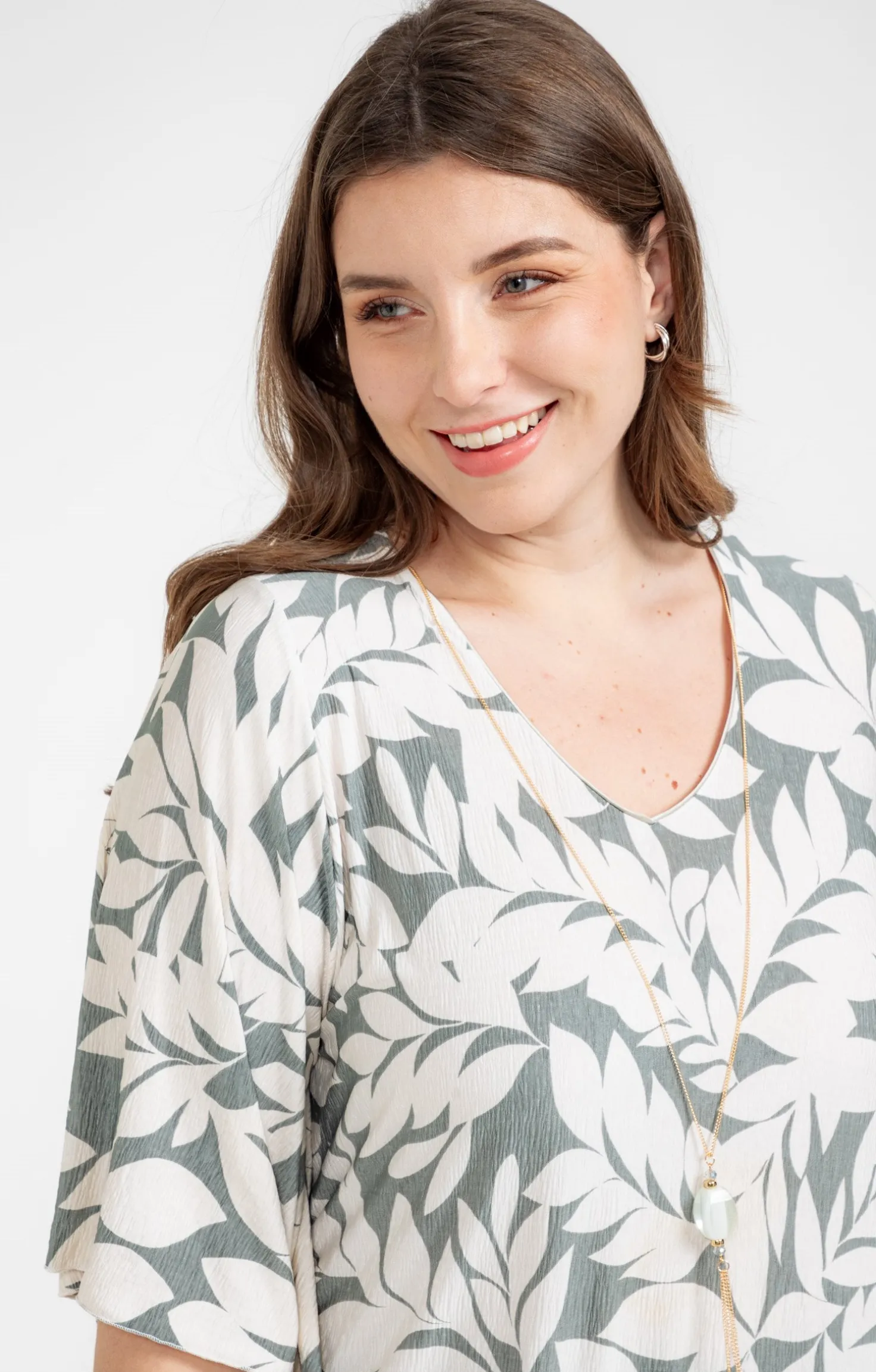 Tee-shirt forme poncho col V et collier