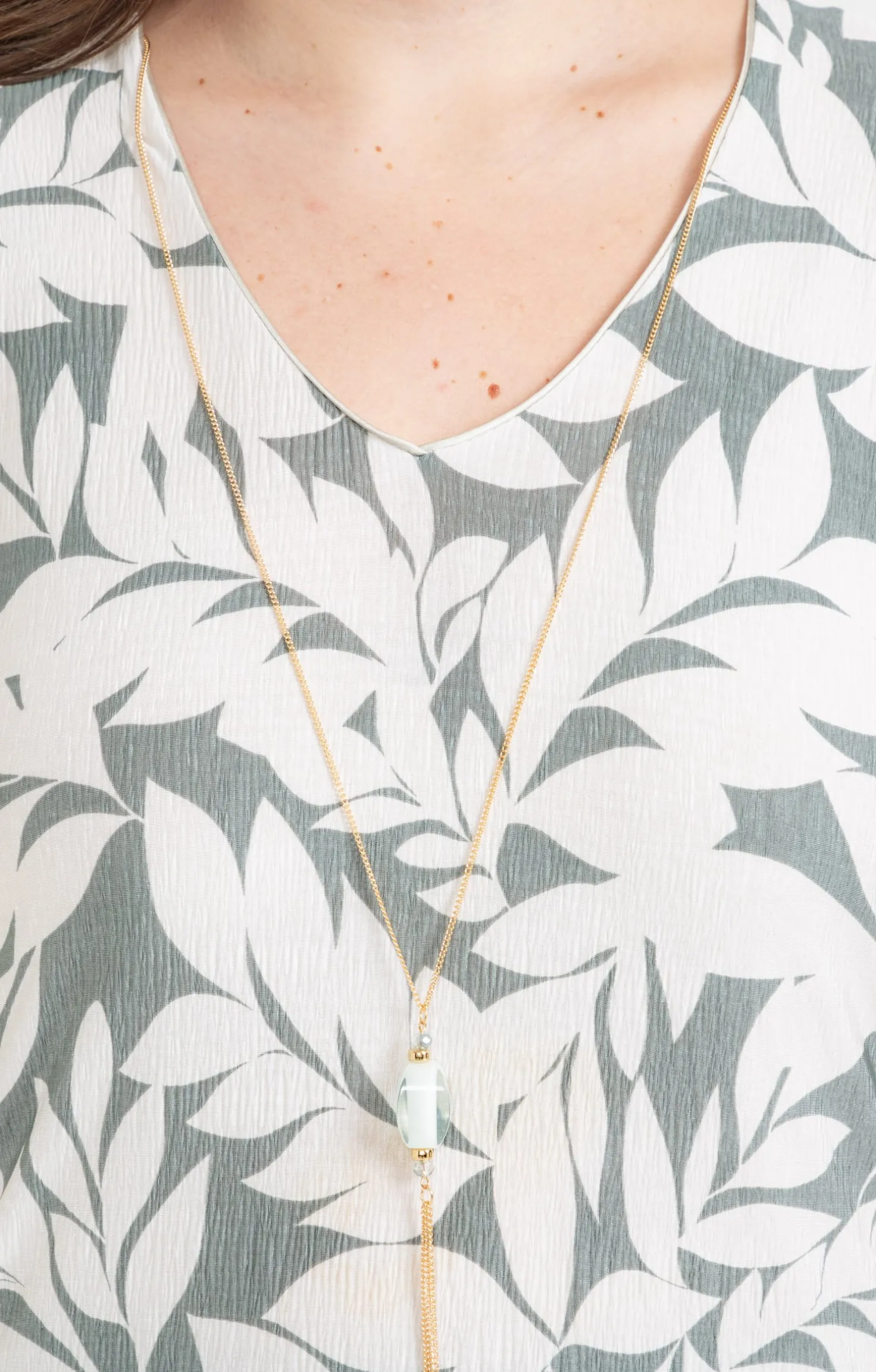 Tee-shirt forme poncho col V et collier