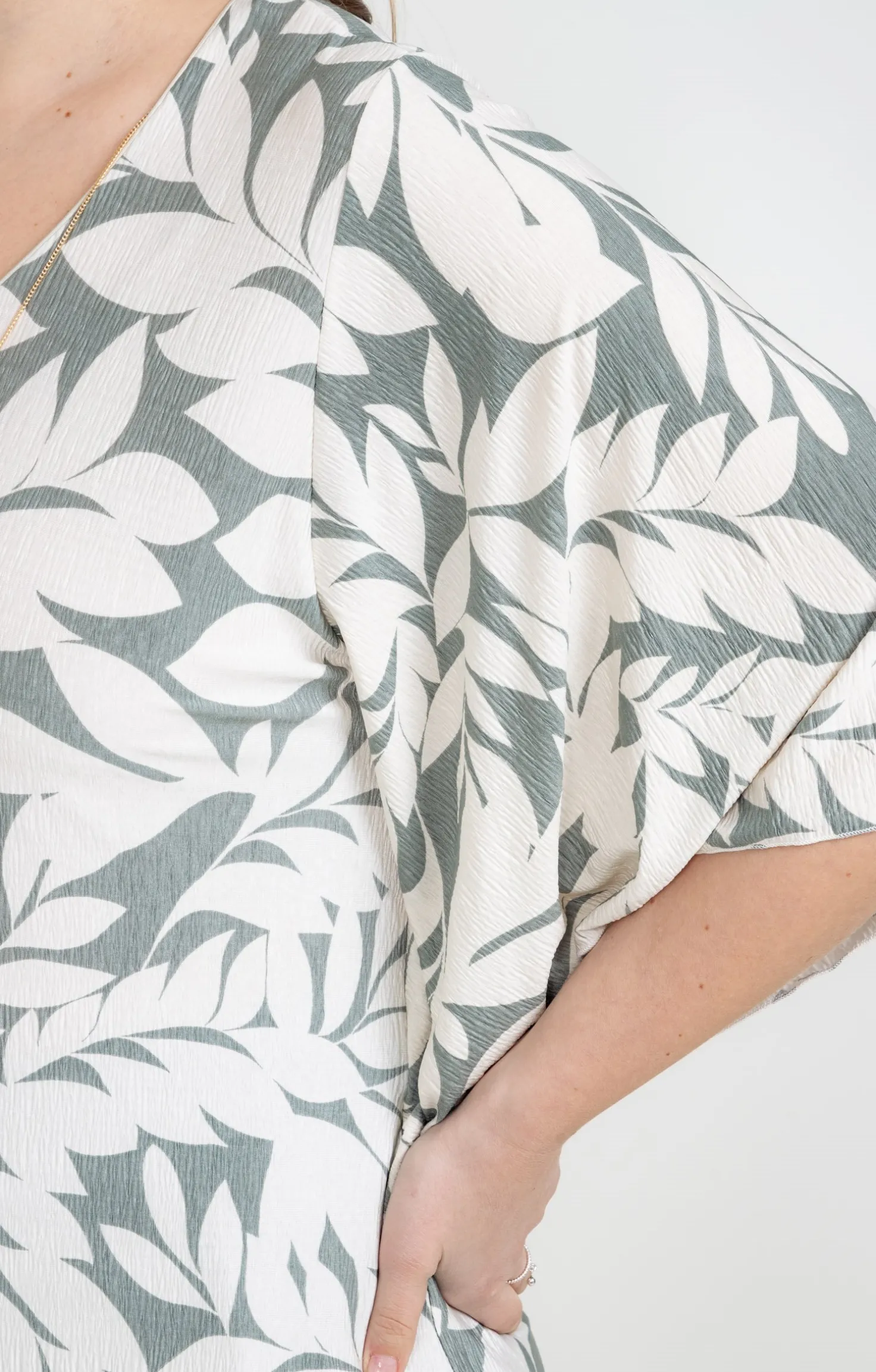 Tee-shirt forme poncho col V et collier