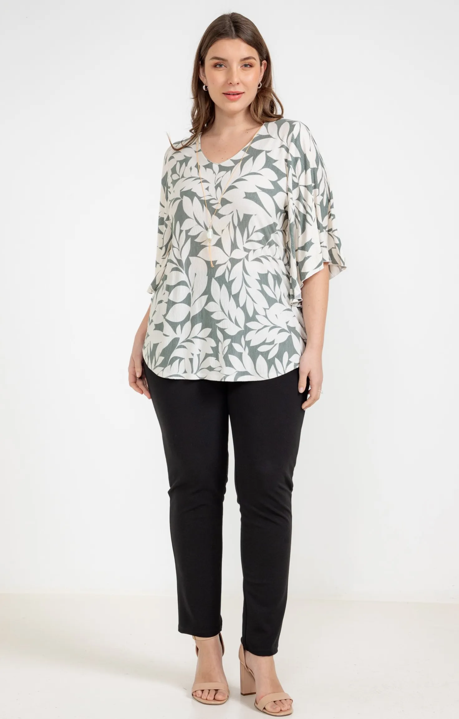 Tee-shirt forme poncho col V et collier