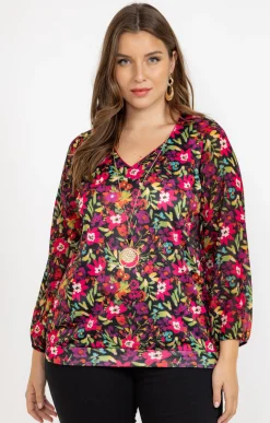 Tee-shirt imprimé à fleurs et collier