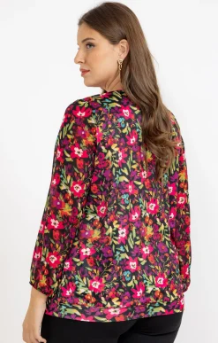 Tee-shirt imprimé à fleurs et collier