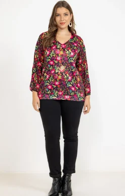 Tee-shirt imprimé à fleurs et collier