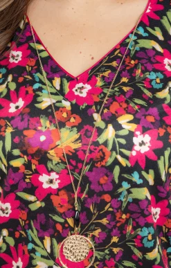Tee-shirt imprimé à fleurs et collier