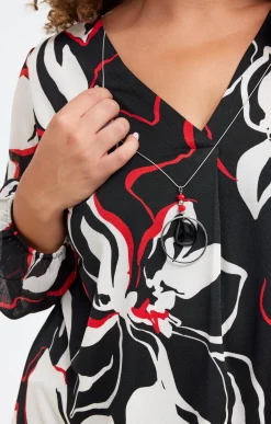 Tee-shirt imprimé fleuri et collier
